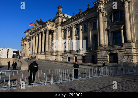 Polizisten stehen Wache vor dem Reichstagsgebäude des Deutschen bundestages, Sitz des Bundestages, der im Neorenaissance-Stil in Berlin-Deutschland gebaut wurde Stockfoto