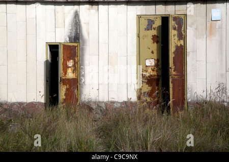 Rostende Türen öffnen, an einem Gebäude in Pripjat, Tschernobyl Ausgrenzung Zone Tschernobyl Ukraine Stockfoto