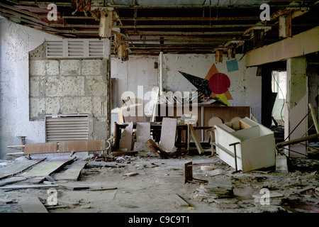 Geschändeter und geplünderten Klassenzimmer in Pripyat Mittelschule Sportivnaya Straße, Sperrzone von Tschernobyl Pripjat Ukraine Stockfoto