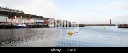 Whitby Hafen, Stadt und Stege. Stockfoto