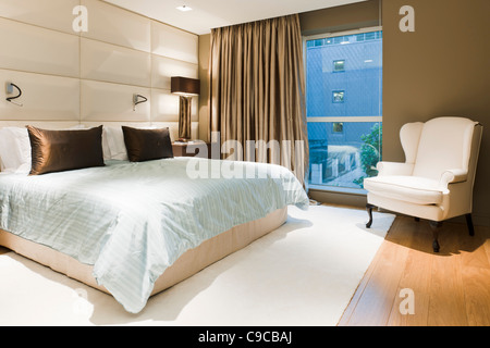 Zeitgenössische Schlafzimmer Interior in Ferienwohnung in London Stockfoto