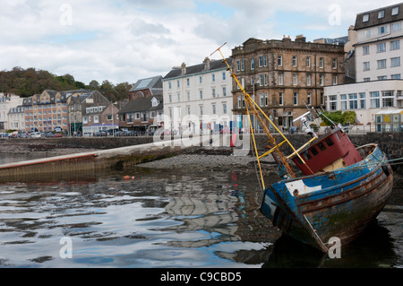 Ein altes Fischerboot vertäut am Kai auf dem North Pier des Hafens mitten in Oban, Schottland Stockfoto