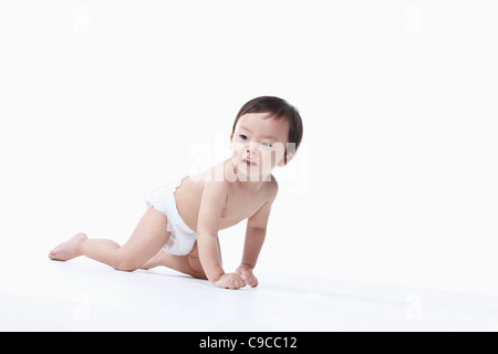 Baby Junge in Windeln krabbeln Stockfoto