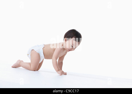 Baby Junge in Windeln krabbeln Stockfoto