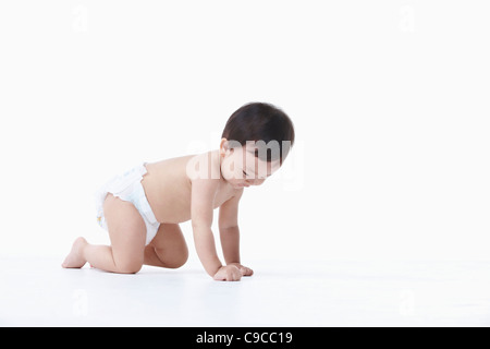 Baby Junge in Windeln krabbeln Stockfoto