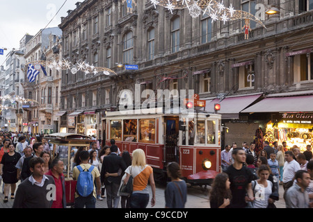 Istiklal Ceddesi, Straßenbahn, Haupteinkaufsstraße, Beyoglu, Istanbul, Türkei, Europa, Stockfoto