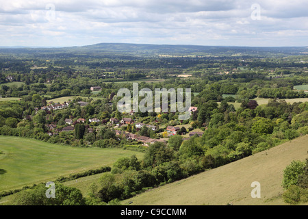 Häuser in Waldgebieten in der Nähe von Reigate, Surrey, Großbritannien, von den North Downs aus mit Blick über den Weald in Richtung Sussex. Teil des Londoner Grünen Gürtels. Stockfoto