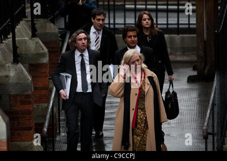 London, UK, 22.11.2011. Komiker Steve Coogan und Mary-Ellen Feld, ehemaliger Berater von Model Elle Macpherson, Ankunft in den Royal Courts of Justice Aussageverweigerung bei der Leveson-Untersuchung auf Ethik und Praxis drücken. Stockfoto