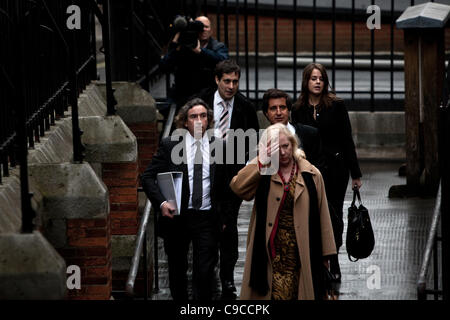 London, UK, 22.11.2011. Komiker Steve Coogan und Mary-Ellen Feld, ehemaliger Berater von Model Elle Macpherson, Ankunft in den Royal Courts of Justice Aussageverweigerung bei der Leveson-Untersuchung auf Ethik und Praxis drücken. Stockfoto