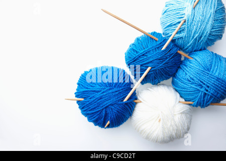Knitting yarn balls in blue tone and needles Stockfoto