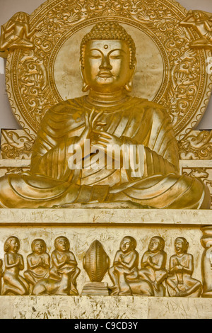 Gold sitzender Buddha Statue und Schnitzereien Battersea Park Frieden Pagode London England Europa Stockfoto