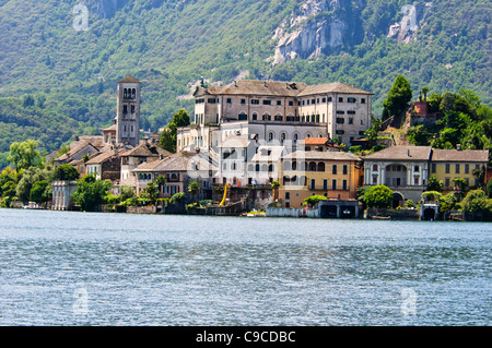 Altes charmantes Dorf mit Kloster auf der Insel San Giulio, Einsiedler Orta San Giulio, italienische Seen, Italien lebte Stockfoto