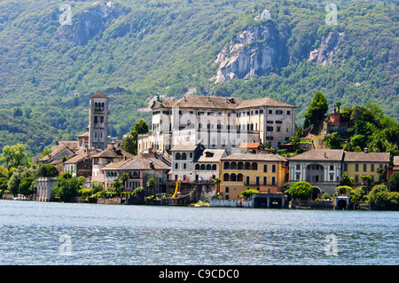 Altes charmantes Dorf mit Kloster auf der Insel San Giulio, Einsiedler Orta San Giulio, italienische Seen, Italien lebte Stockfoto