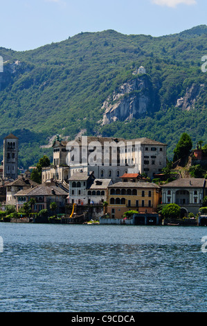 Altes charmantes Dorf mit Kloster auf der Insel San Giulio, Einsiedler Orta San Giulio, italienische Seen, Italien lebte Stockfoto