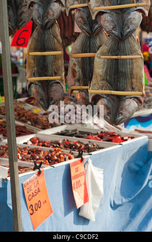 Stall mit einer großen Vielzahl von Salz-cured Fisch Stockfoto