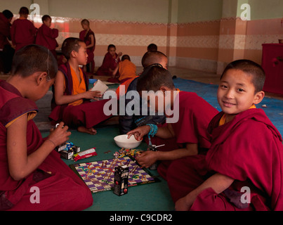 Indien, Südasien, Sikkim, junge buddhistische Schüler Novizen spielen Schlangen und Leitern im Kloster. Stockfoto