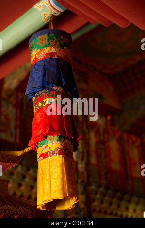 Indien, Südasien, Sikkim, bunte Seide Vorhänge in einem buddhistischen Kloster. Stockfoto