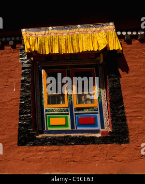 Indien, Südasien, Sikkim, Kunst im Kloster Architektur, bunt dekoriert Windows. Stockfoto