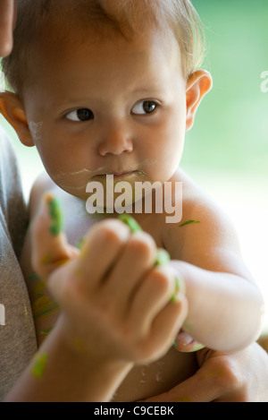Baby-rührende Mutters hand Stockfoto