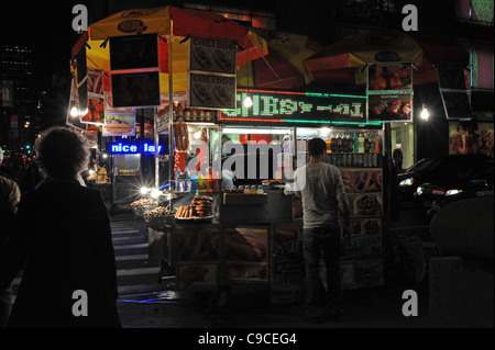 Hot Dog und Brezel Stall zu verkaufen Fast-Food auf Straßen von Manhattan New York NYC USA Amerika Stockfoto