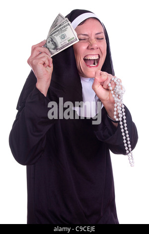 Respektlose Nonne mit einer lustigen Ausdruck und Dollar Währung auf Händen. Stockfoto