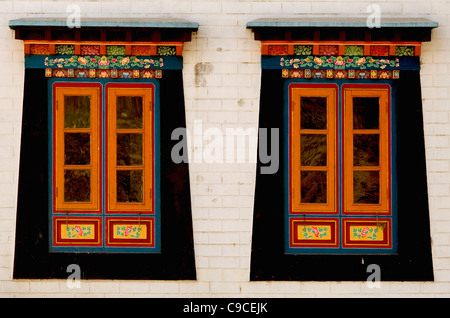 Indien, Südasien, Sikkim, zwei bunte hand gearbeitete und bemalte Fenster in einem buddhistischen Kloster. Stockfoto