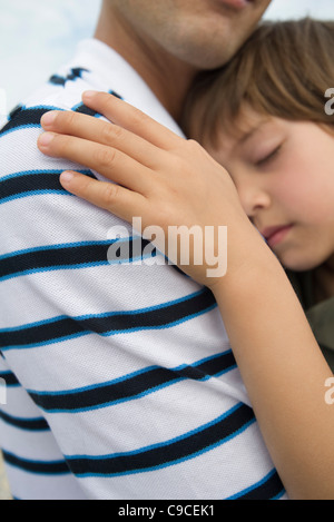 Vater Holding jungen Sohn, beschnitten Stockfoto