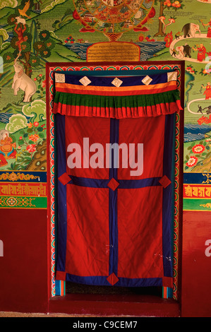 Indien, Südasien, Sikkim, bunte handgefertigte Stoffe und Eingangstür in einem buddhistischen Kloster. Stockfoto