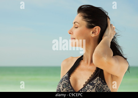 Frau am Strand, Porträt Stockfoto