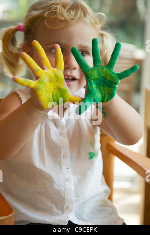 Kleines Mädchen mit Farbe auf ihre Hände Stockfoto