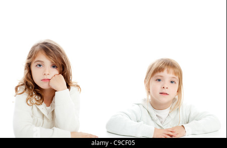 blond und brünett Kind Mädchen Porträt auf weißen Schreibtisch Tisch Stockfoto