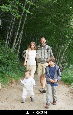 Familie, Wandern im Wald Stockfoto