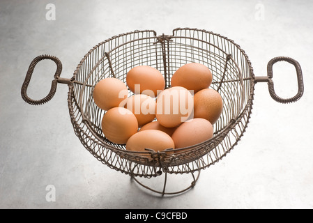 Eiern in Korb Stockfoto
