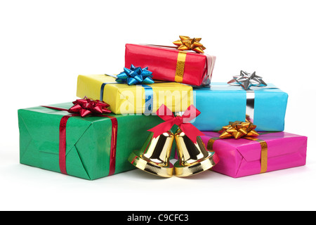Weihnachtsgeschenke mit jingle Bell isoliert auf weiss. Stockfoto