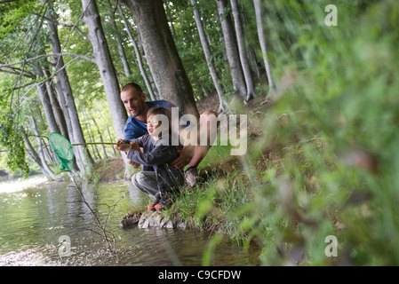 Vater und Sohn gefangen Fische im Fischernetz Stockfoto