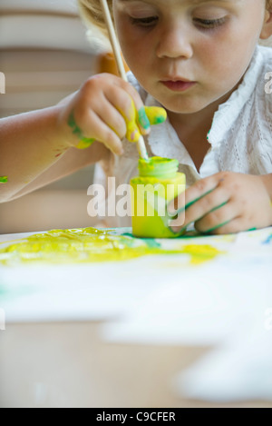 Kleines Mädchen malen Stockfoto