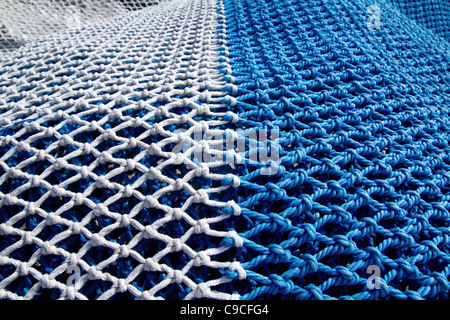 blaue und weiße Fischernetze mit Seil Knoten für die Schleppnetzfischerei Boote Stockfoto