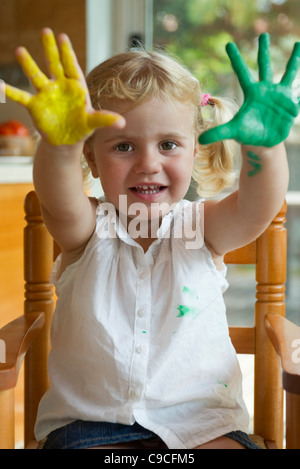 Kleines Mädchen mit Farbe auf ihre Hände Stockfoto