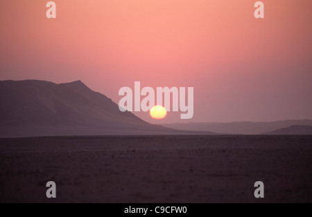 Namibia, Sonnenuntergang in der Wüste Namib Naukluft. Zugang ist wegen Diamond Mining-Aktivitäten von De Beers eingeschränkt. Stockfoto