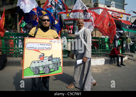 Frau mit einem Schild aus Protest gegen das Militär, Tahrir Platz, Kairo, Ägypten. Stockfoto