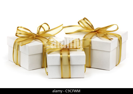 Geschenk-Boxen mit goldenen Schleife, isoliert auf weiss. Stockfoto