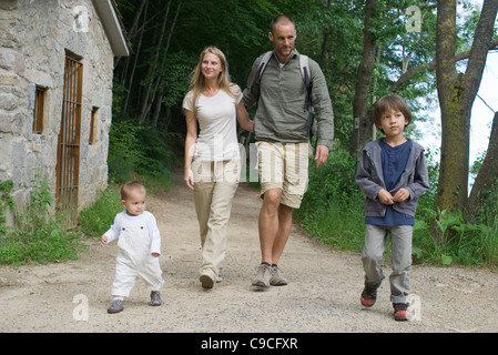 Familie, Wandern im Wald Stockfoto