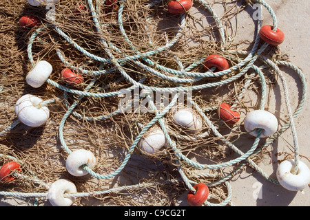 professionelle Angelausrüstung für Fischerboote wie Bojen und Netze Stockfoto