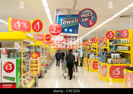 Aktionsangebote in Tesco Extra-Verbrauchermarkt, UK Stockfoto