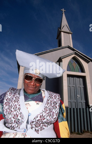 Namibia Süden Afrika Township von Walvis Bay Herero Frau mit Sonnenbrille in Mondesa stehen neben einer presbyterianischen Kirche Stockfoto