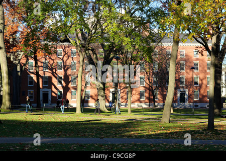 Landschaften des Harvard Yard, dem zentralen Campus der Harvard University, im Indian Summer Herbst. Stockfoto