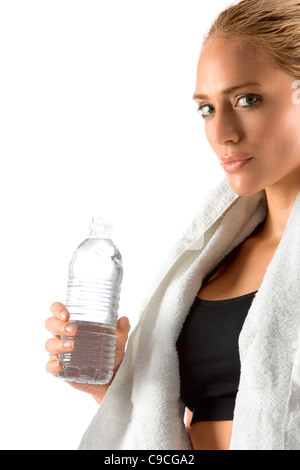 Porträt von gebräunte Frau mit Handtuch halten Wasser in Flaschen Stockfoto