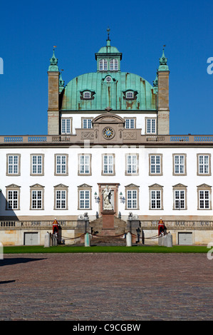 Das Königliche Schloss Fredensborg in Fredensborg, in der Nähe von Kopenhagen, Dänemark. Tragen Sie die Hautwächter der Kaisergarde. Fredensborg Slot. Stockfoto