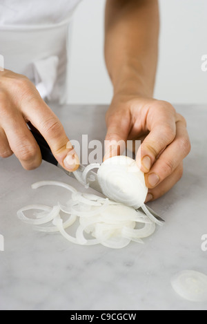 Schneiden eine Zwiebel Stockfoto