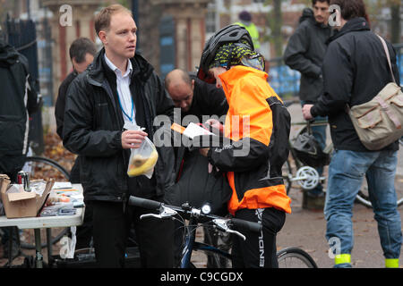 Radfahrer boten kostenlose sicherheitstechnische Kontrollen auf ihren Fahrrädern, Broschüren und Beratung bei sicher Radfahren und eine Gebühr Frühstück Tasche an den Austausch von Sicherheit Ereignis in Victoria Park East London heute radeln. Zeitgleich mit London Road Safety Week, Verkehr Metropolitan Police Officers mit Partneragenturen Stockfoto